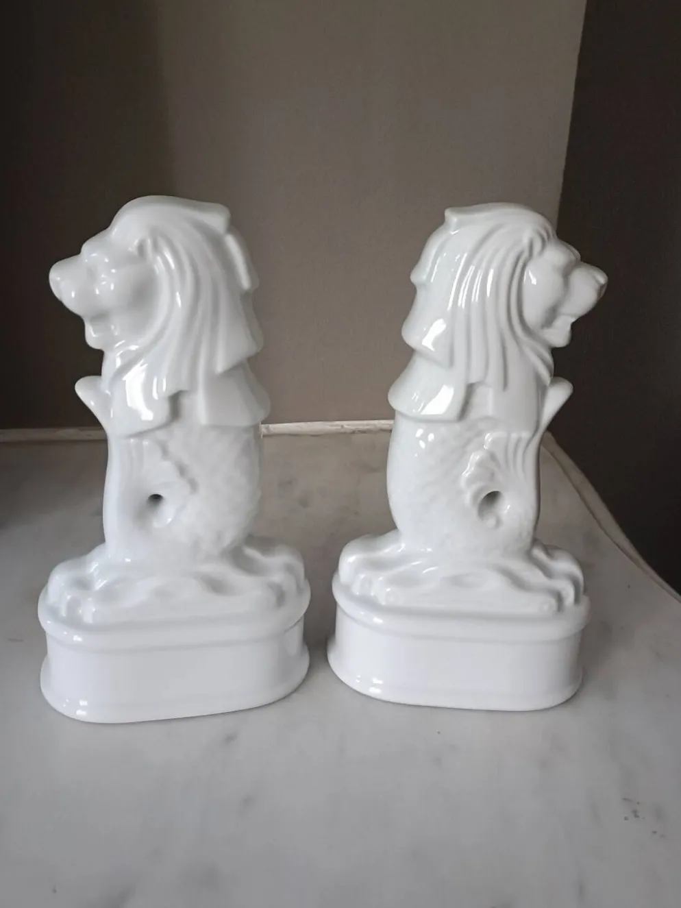 Paire de Merlions en porcelaine blanche française