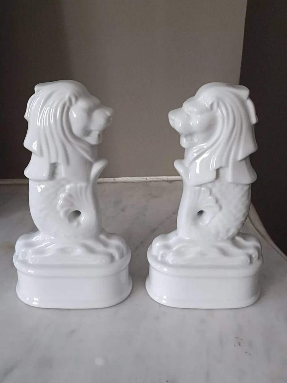 Paire de Merlions en porcelaine blanche française