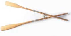 Paire de pagaies en bois
