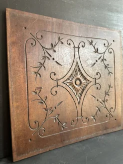 Paire de panneaux décoratifs anciens en bois sculpté, fin XIXe siècle