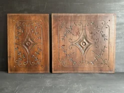 Paire de panneaux décoratifs anciens en bois sculpté, fin XIXe siècle