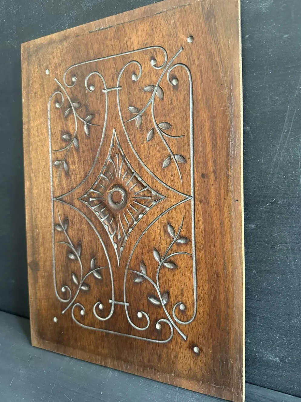 Paire de panneaux décoratifs anciens en bois sculpté, fin XIXe siècle