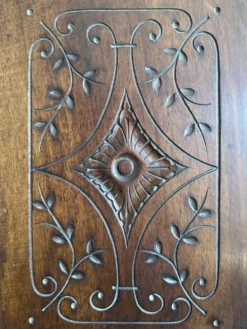 Paire de panneaux décoratifs anciens en bois sculpté, fin XIXe siècle