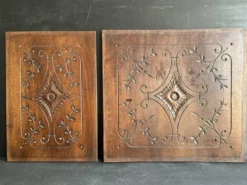 Paire de panneaux décoratifs anciens en bois sculpté, fin XIXe siècle