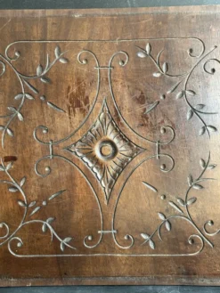 Paire de panneaux décoratifs anciens en bois sculpté, fin XIXe siècle