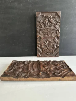 Paire de panneaux décoratifs anciens en bois sculpté, XIXe siècle