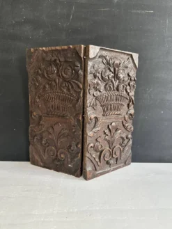 Paire de panneaux décoratifs anciens en bois sculpté, XIXe siècle