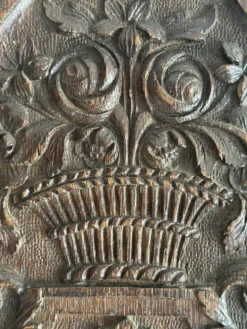 Paire de panneaux décoratifs anciens en bois sculpté, XIXe siècle
