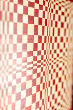 Paire de panneaux en marqueterie de paille rouge et or. Contemporain.