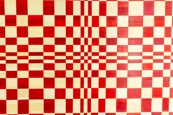 Paire de panneaux en marqueterie de paille rouge et or. Contemporain.