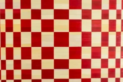 Paire de panneaux en marqueterie de paille rouge et or. Contemporain.