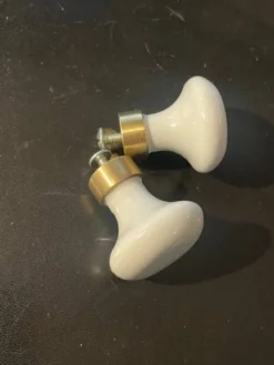 paire de petites poignées bouton anciennes en porcelaine et laiton