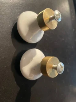 paire de petites poignées bouton anciennes en porcelaine et laiton