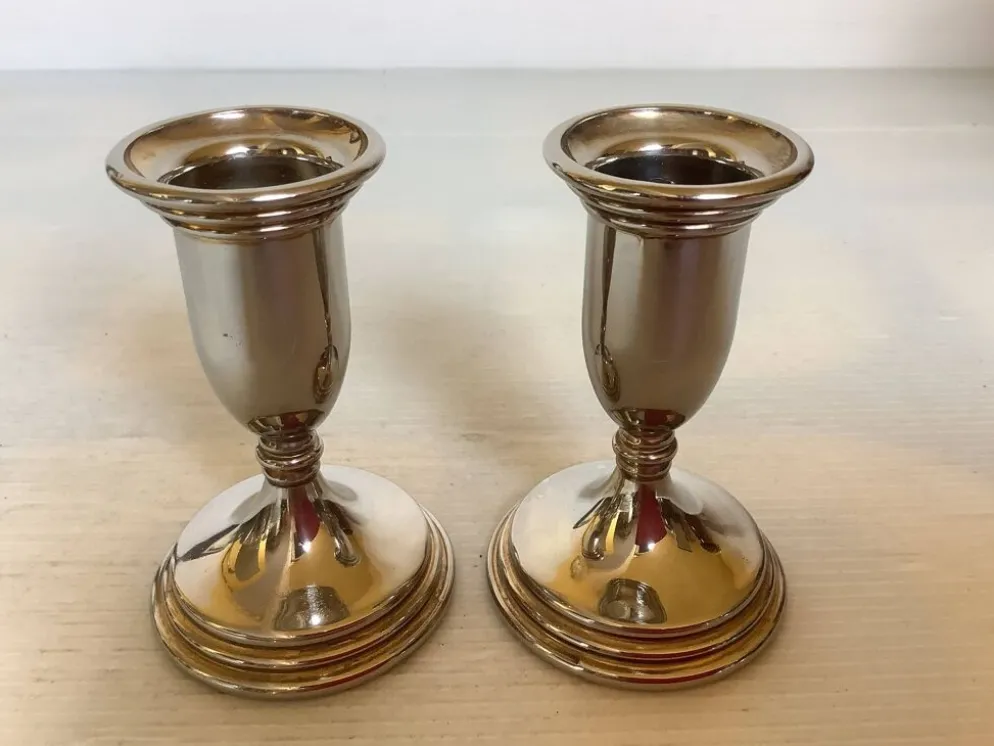 Paire de petits bougeoirs argentés en métal Italy