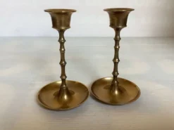 Paire de petits bougeoirs en laiton