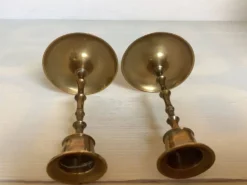 Paire de petits bougeoirs en laiton