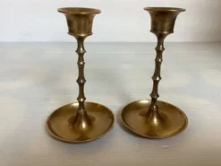 Paire de petits bougeoirs en laiton