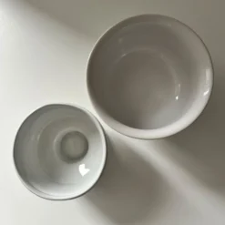 Paire de petits vases blancs