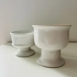 Paire de petits vases blancs