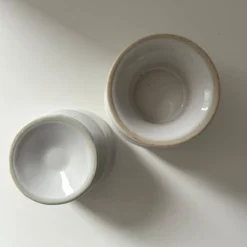 Paire de petits vases blancs