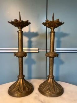 Paire de pique-cierges néo-gothiques en bronze