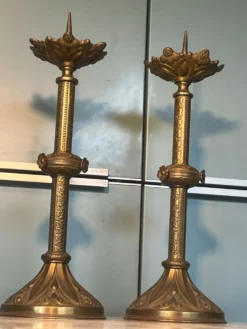 Paire de pique-cierges néo-gothiques en bronze