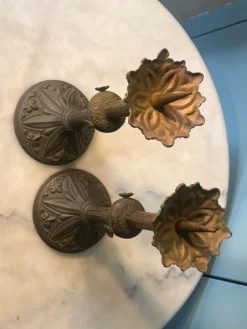 Paire de pique-cierges néo-gothiques en bronze