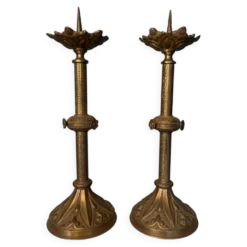 Paire de pique-cierges néo-gothiques en bronze