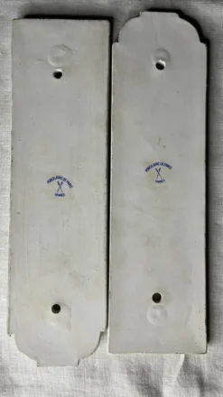 Paire de plaques de propreté porcelaine de Paris