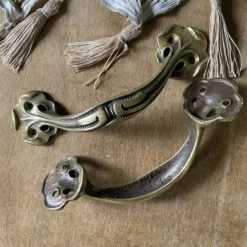 Paire de poignées anciennes Art nouveau en laiton