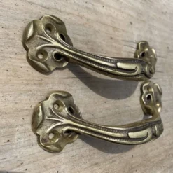 Paire de poignées anciennes Art nouveau en laiton