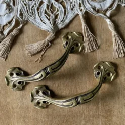 Paire de poignées anciennes Art nouveau en laiton