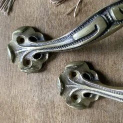 Paire de poignées anciennes Art nouveau en laiton