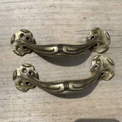 Paire de poignées anciennes Art nouveau en laiton
