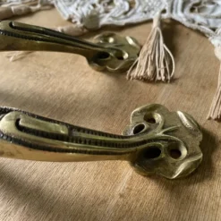 Paire de poignées anciennes Art nouveau en laiton