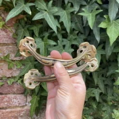Paire de poignées anciennes Art nouveau en laiton