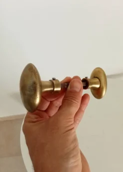 Paire de poignées anciennes de porte en laiton doré massif