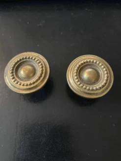 Paire de poignées bouton anciennes en laiton style louis xvi