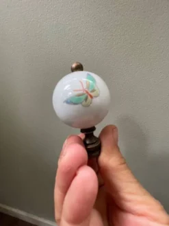 paire de poignées bouton anciennes en porcelaine peinte