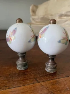 paire de poignées bouton anciennes en porcelaine peinte