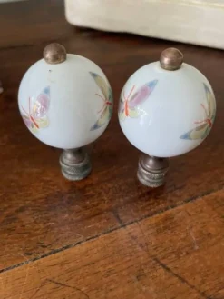 paire de poignées bouton anciennes en porcelaine peinte