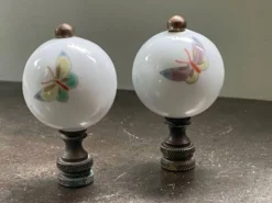 paire de poignées bouton anciennes en porcelaine peinte