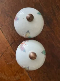paire de poignées bouton anciennes en porcelaine peinte