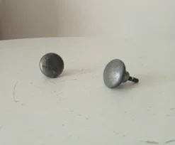 Paire de poignées bouton de meuble ancien