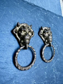 Paire de poignées de tiroir en bronze diable Art Nouveau