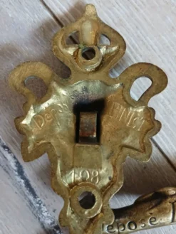 Paire de poignées en bronze L.Pinet