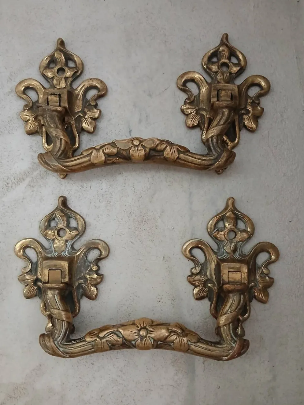 Paire de poignées en bronze L.Pinet