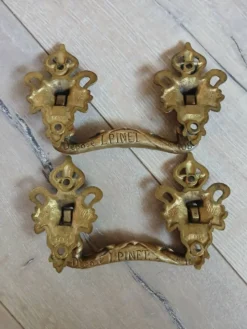Paire de poignées en bronze L.Pinet