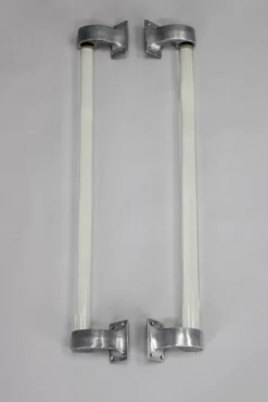 Paire de poignées en verre transparent de style Art déco tchécoslovaque des années 1930 avec supports en métal