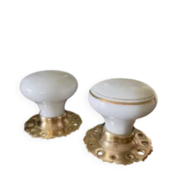 paire de poignées rondes en porcelaine et cuivre art déco